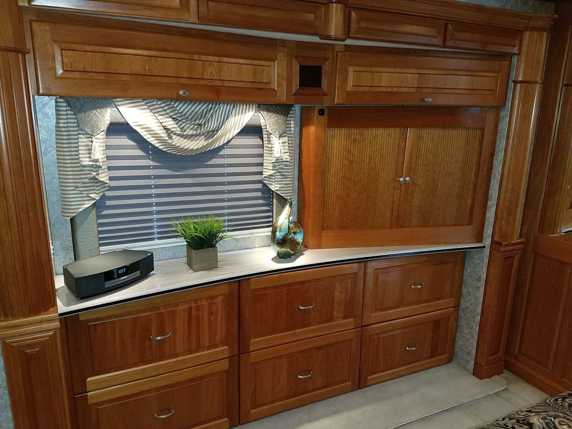 Photo 31 - 2008 Newmar Class A Motorhome rental photo 33