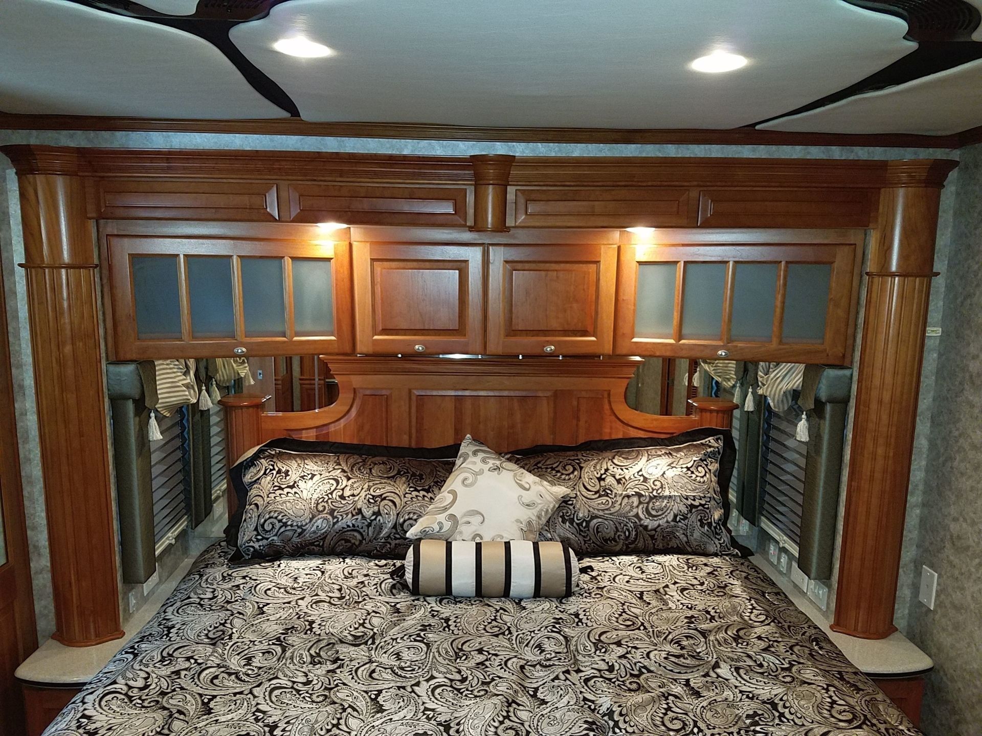 Photo 33 - 2008 Newmar Class A Motorhome rental photo 35
