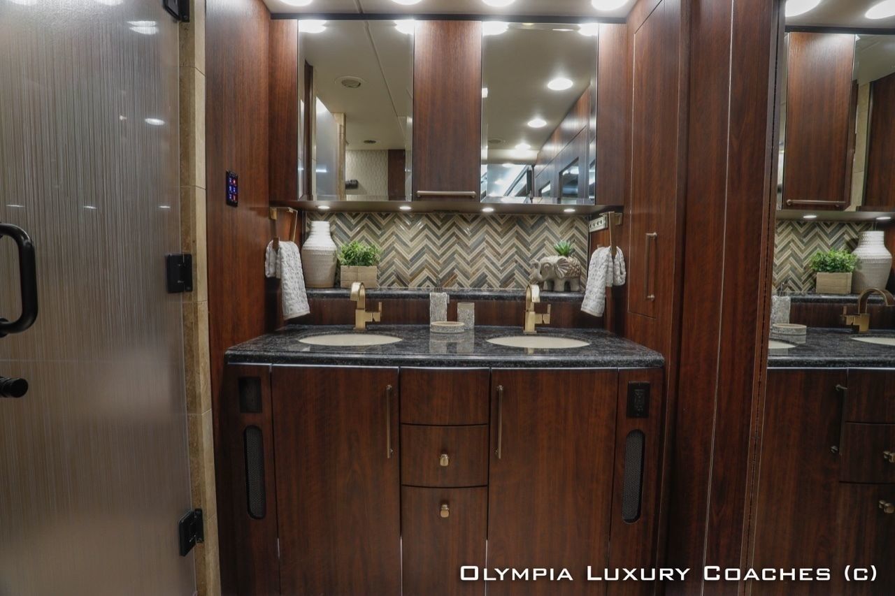 Photo 13 - 2018 Foretravel Class A Motorhome rental photo 15