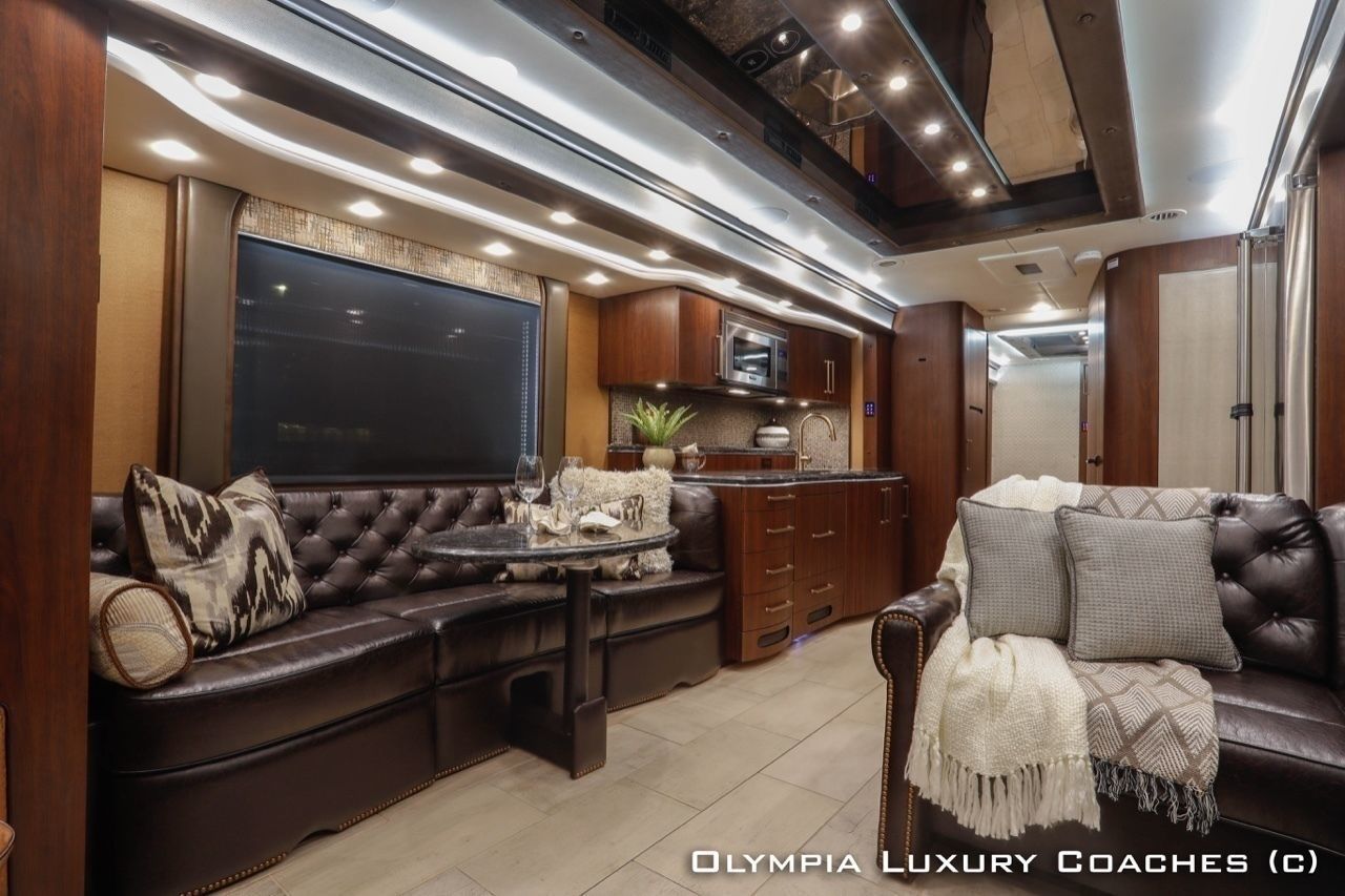 Photo 25 - 2018 Foretravel Class A Motorhome rental photo 27