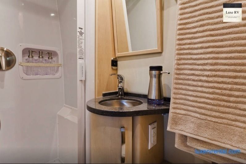 Photo 12 - 2015 Leisure Travel Class B Motorhome rental photo 14