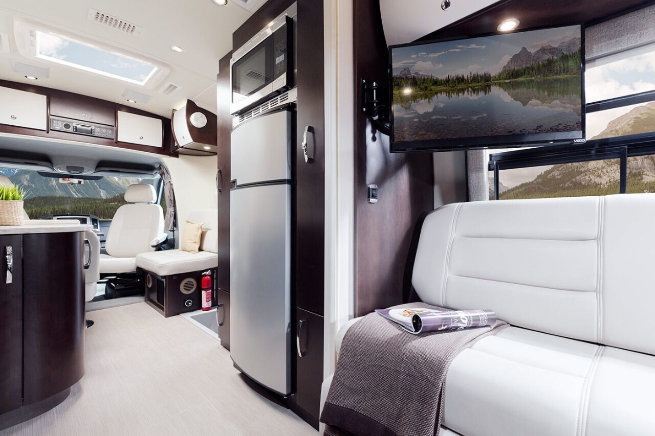 Photo 21 - 2015 Leisure Travel Class B Motorhome rental photo 23
