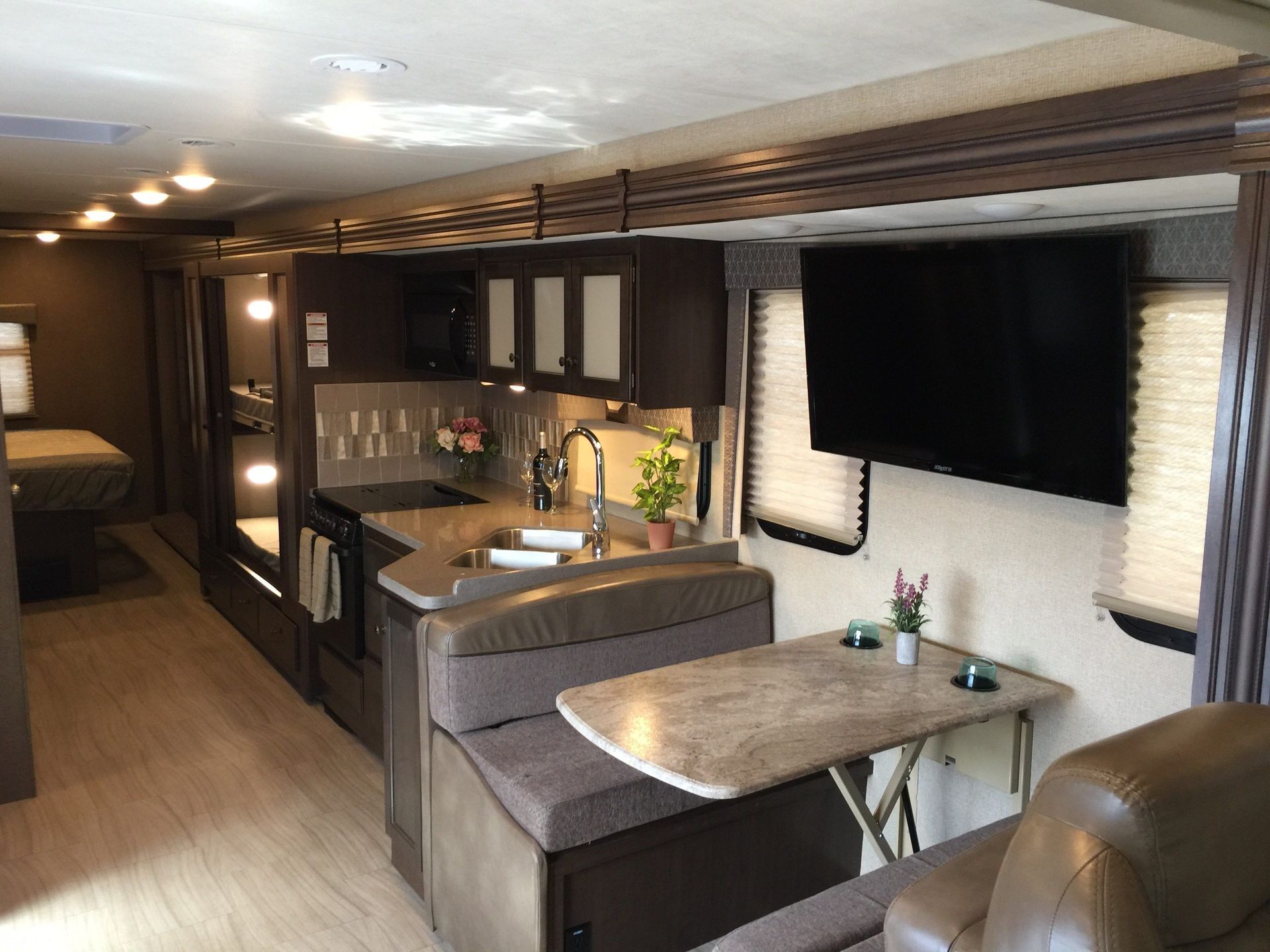 Photo 3 - 2019 Thor Class A Motorhome rental photo 5