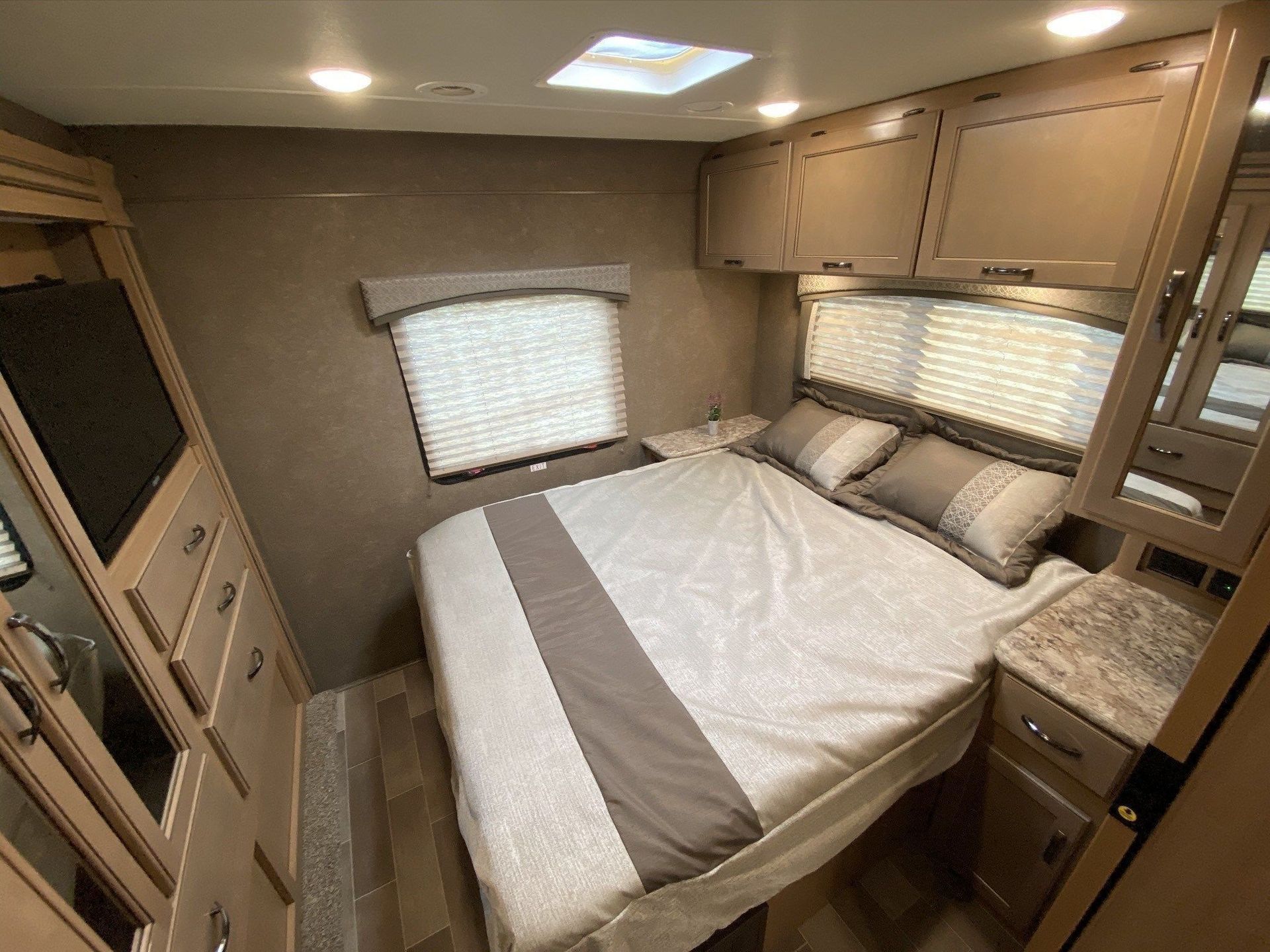 Photo 5 - 2020 Thor Class C Motorhome rental photo 7