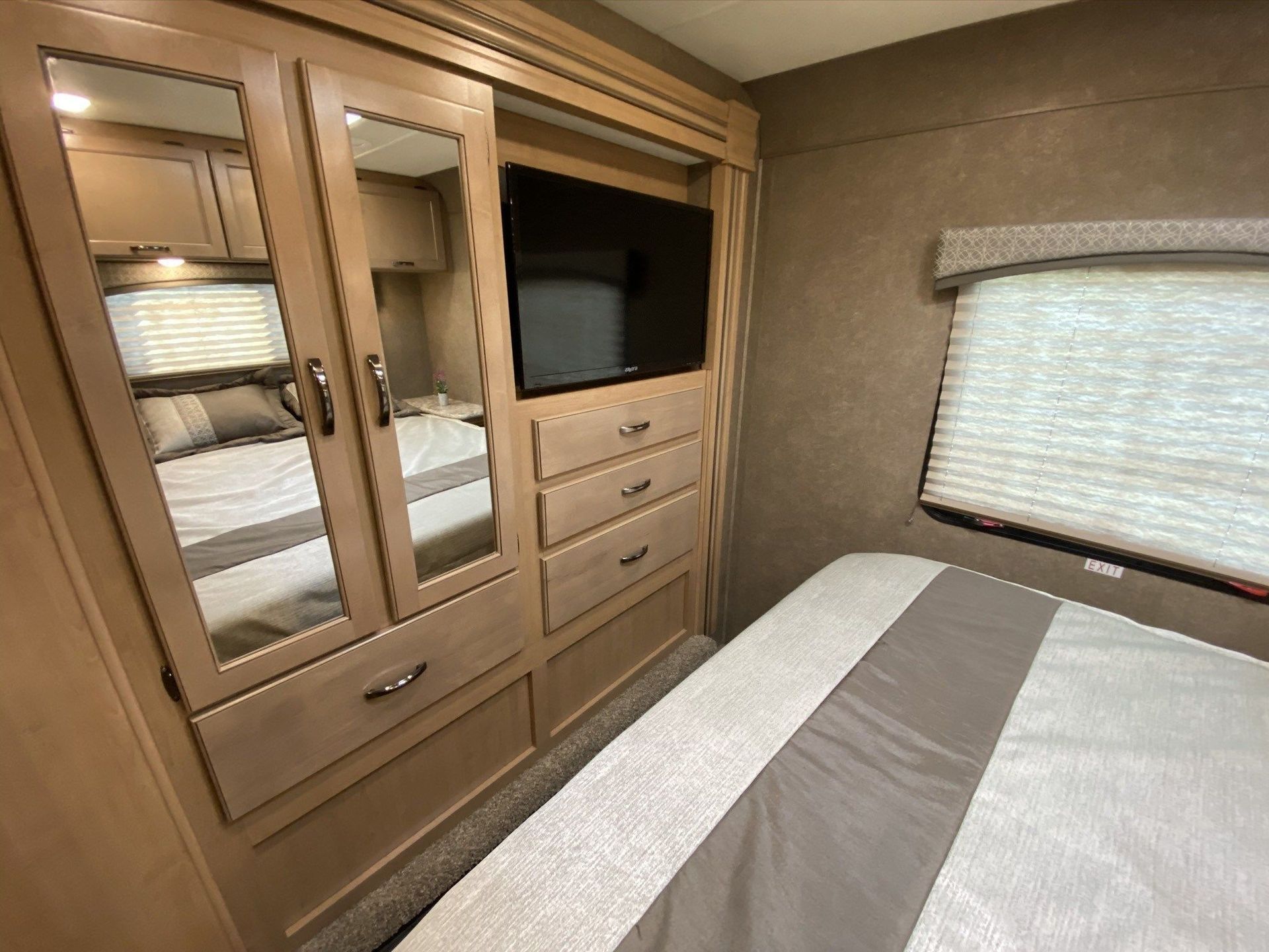 Photo 14 - 2020 Thor Class C Motorhome rental photo 16