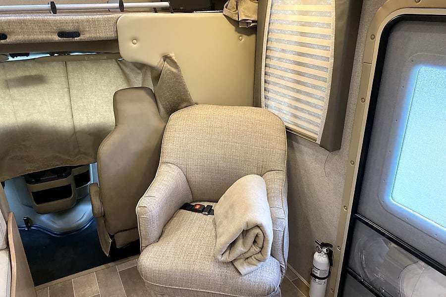 Photo 7 - 2020 Thor Class C Motorhome rental photo 9