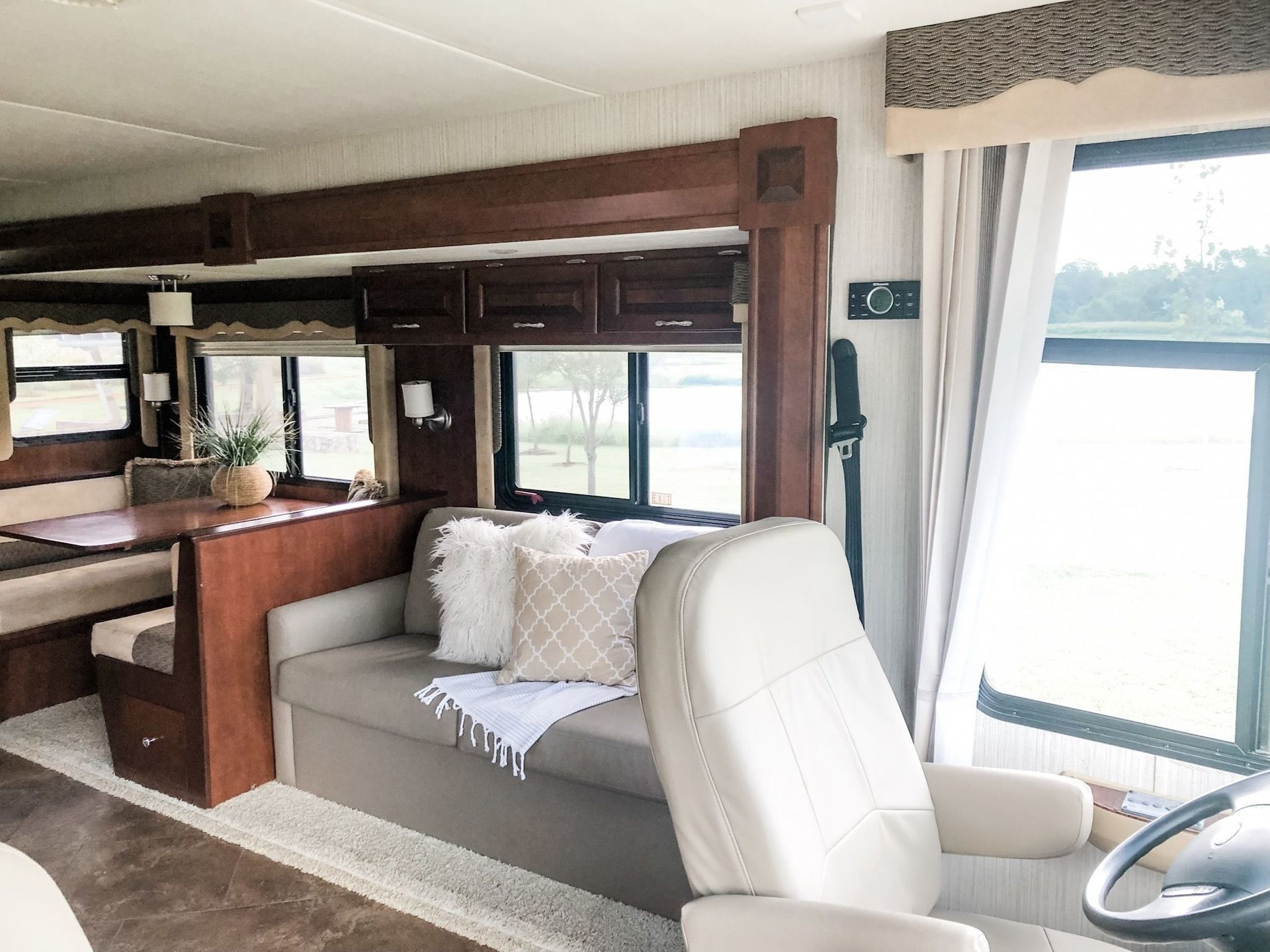 Photo 2 - 2012 Newmar Class A Motorhome rental photo 4