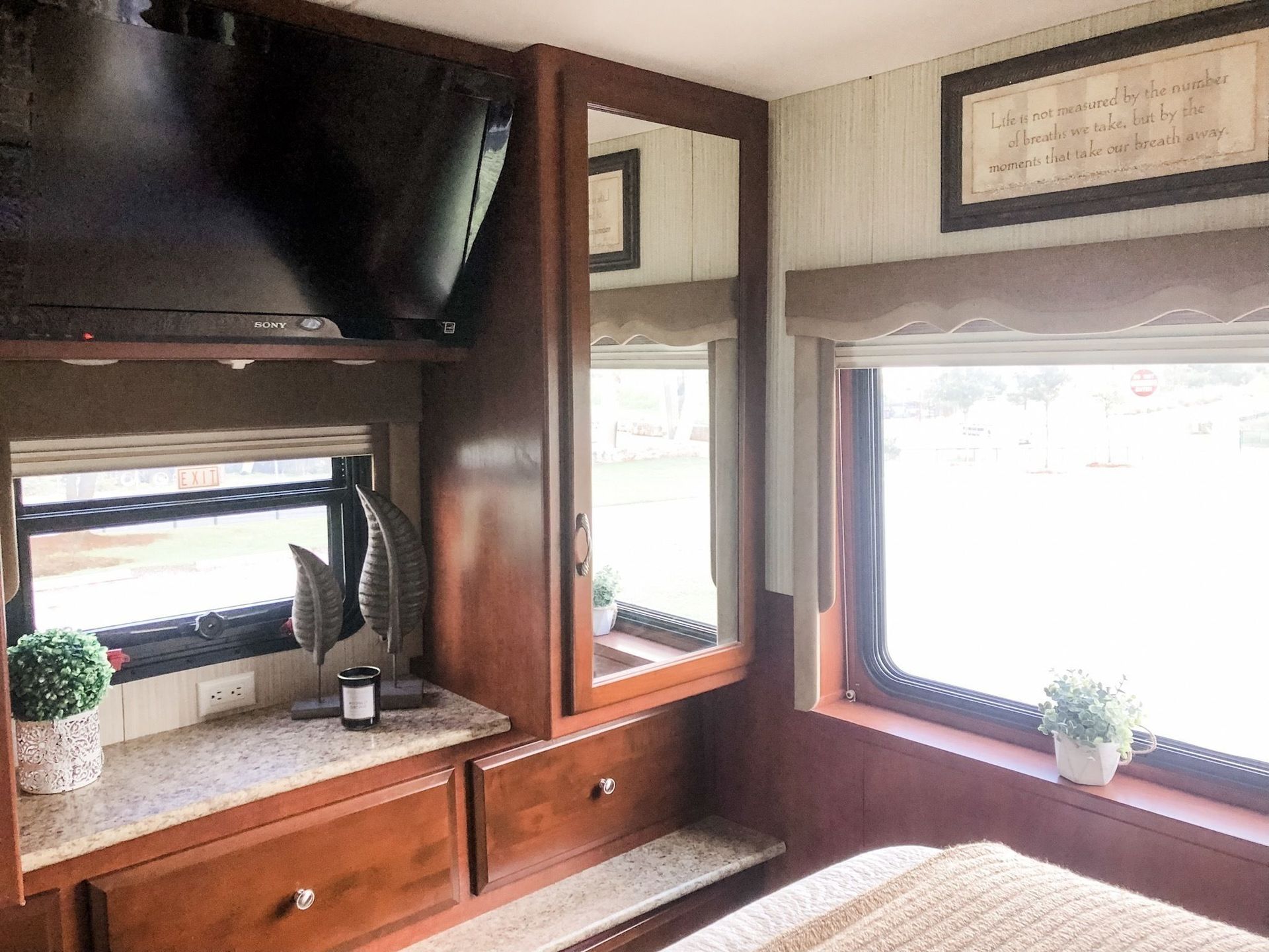 Photo 16 - 2012 Newmar Class A Motorhome rental photo 18