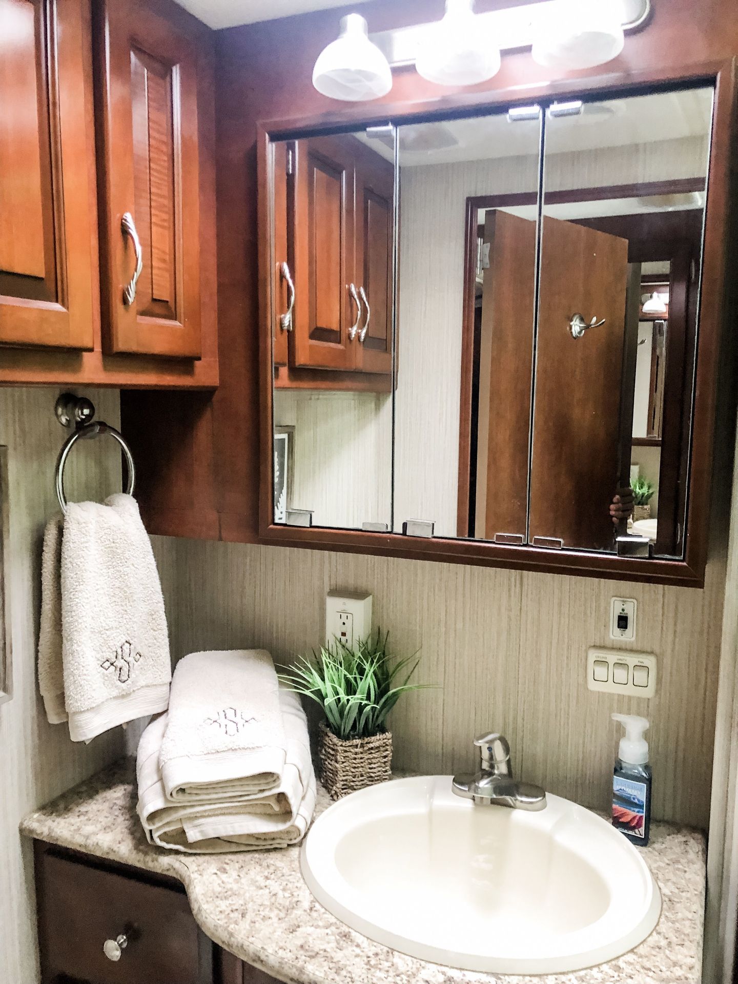 Photo 26 - 2012 Newmar Class A Motorhome rental photo 28