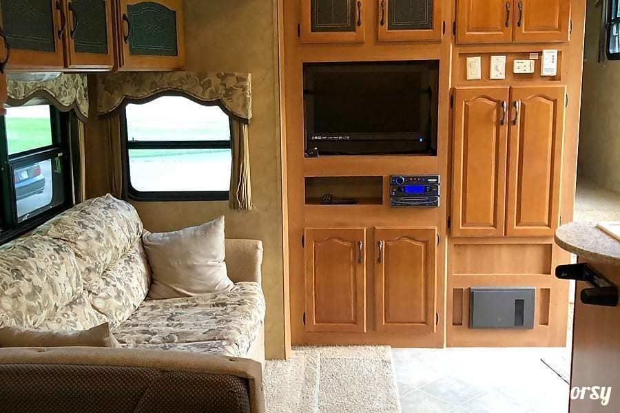 Photo 8 - 2008 Keystone Fifth Wheel rental photo 10