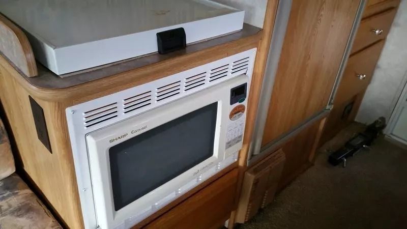 Photo 4 - 2002 Ford Class B Motorhome rental photo 6