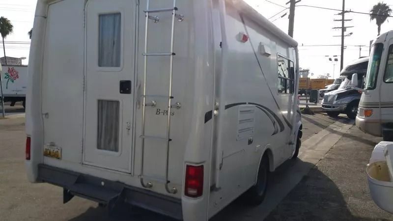 Photo 6 - 2002 Ford Class B Motorhome rental photo 8