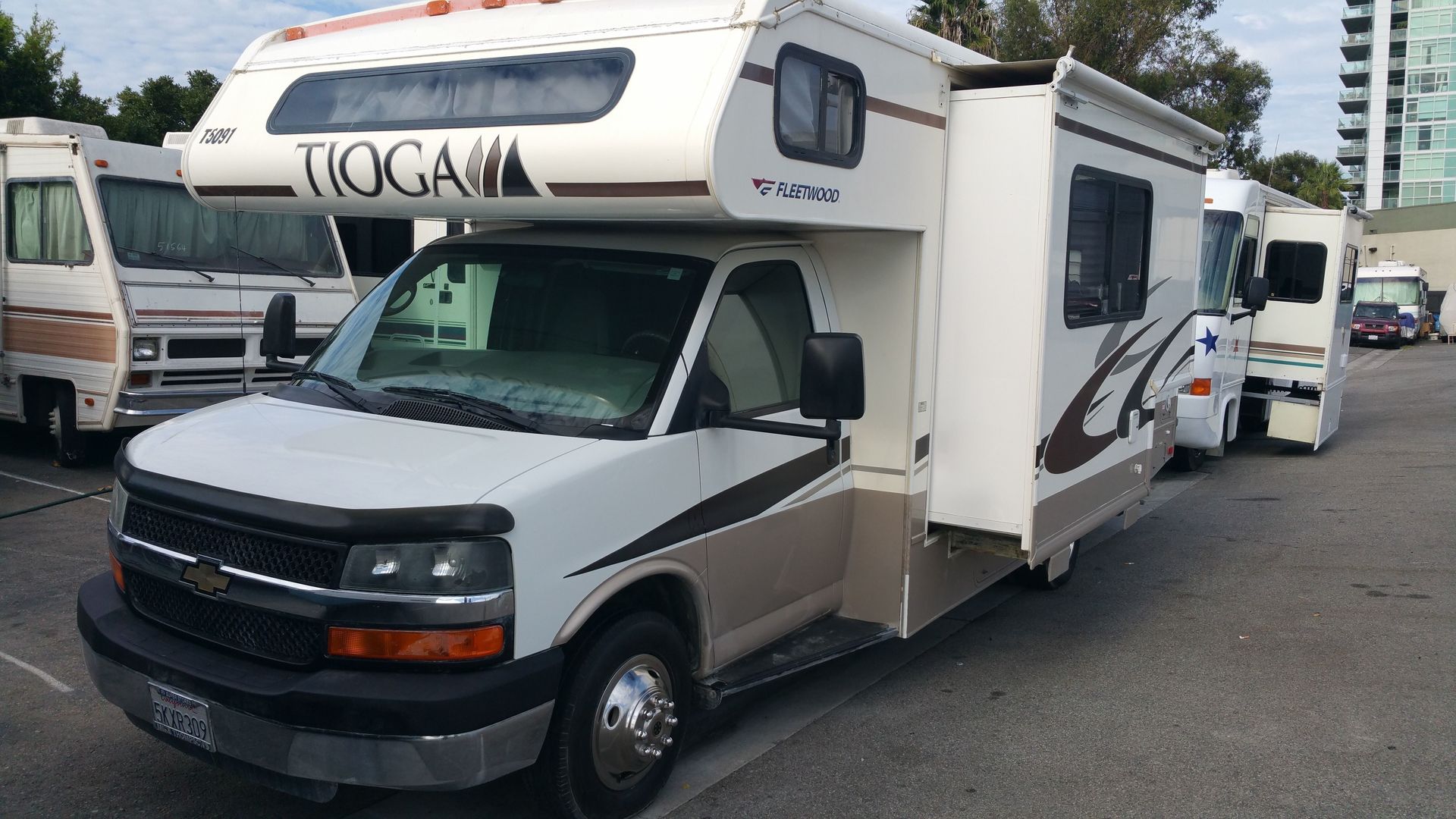 Photo 0 - 2002 Fleetwood Class C Motorhome rental photo 2
