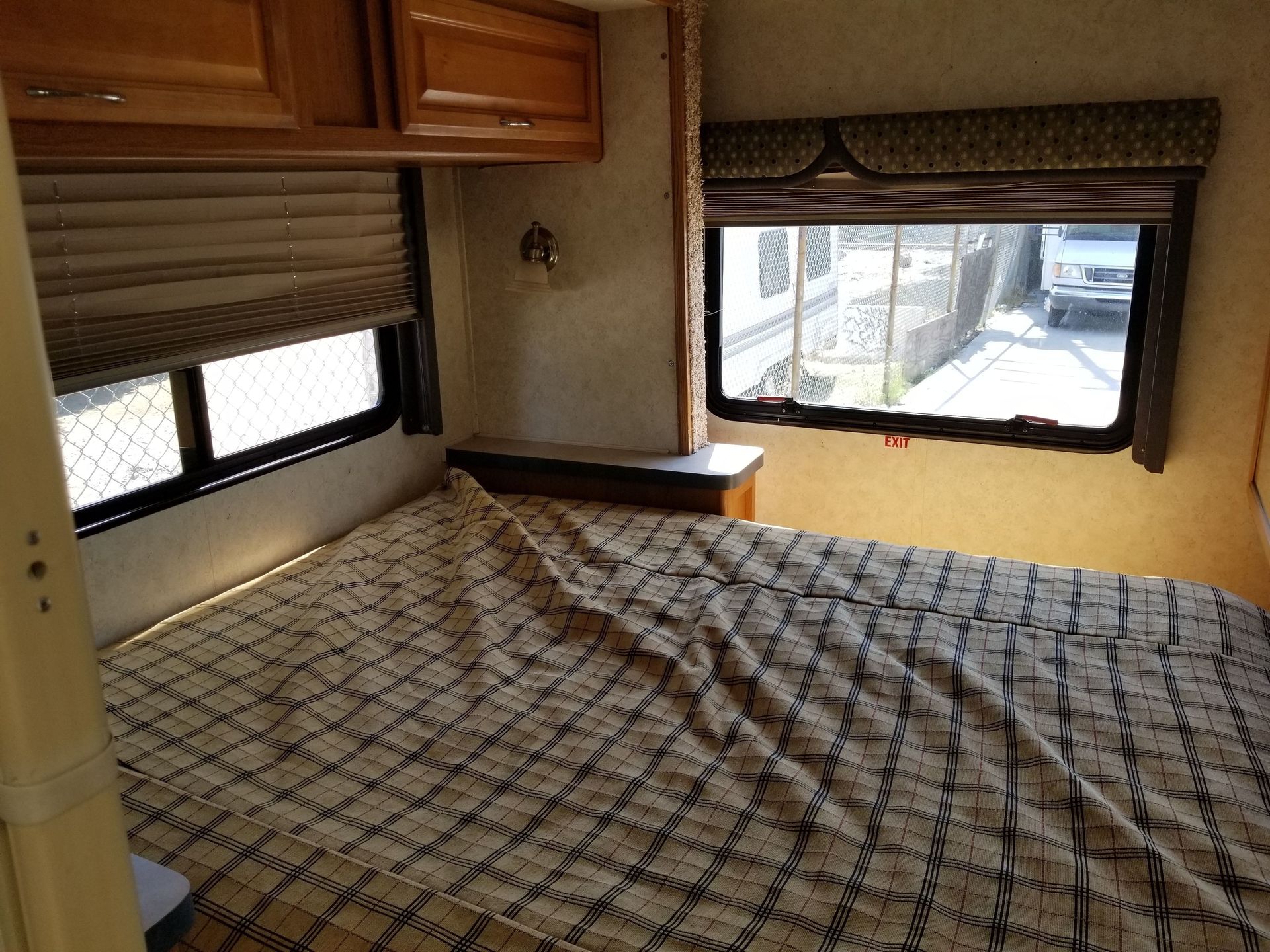 Photo 5 - 2003 Fleetwood Class C Motorhome rental photo 7