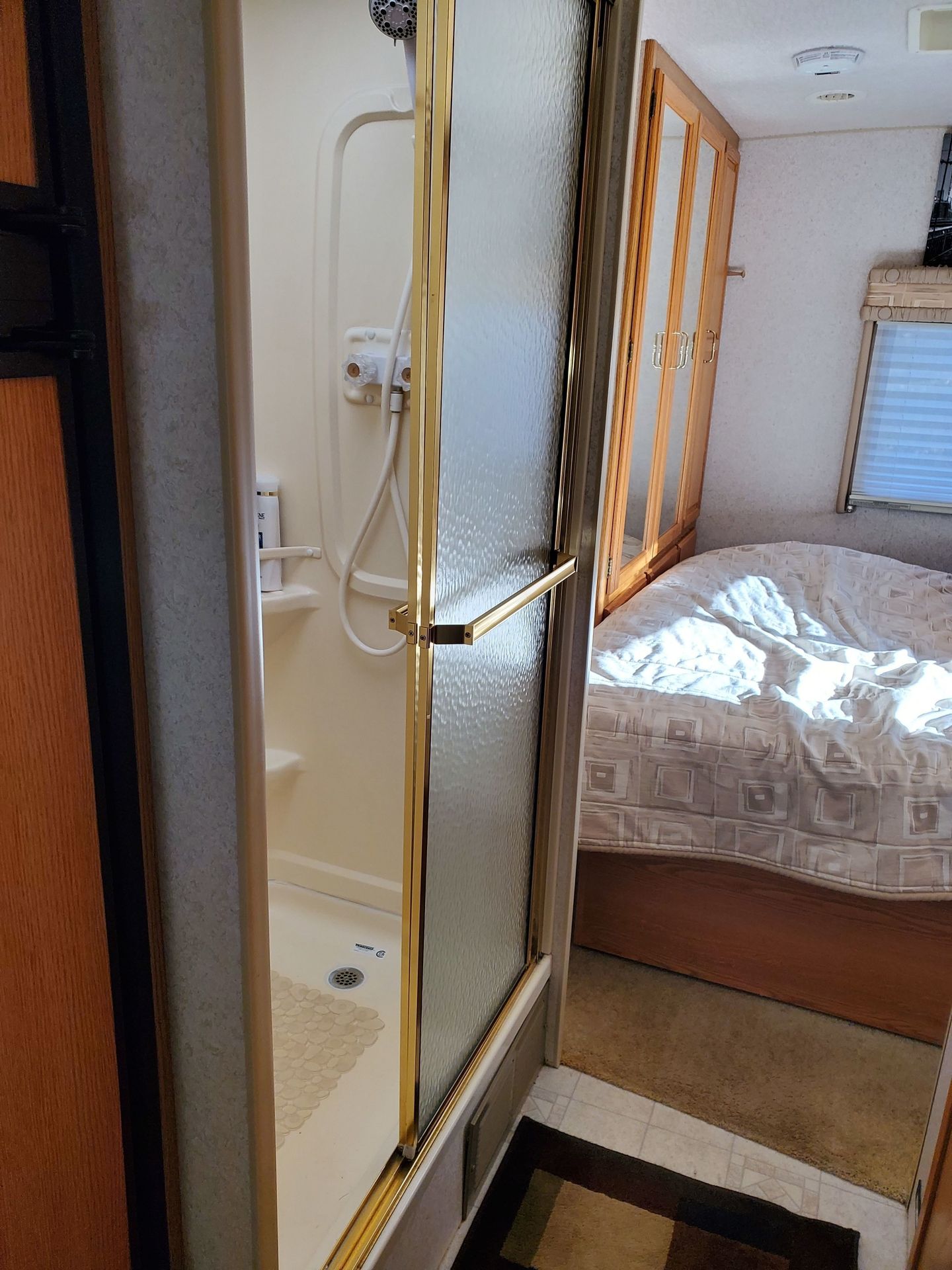 Photo 5 - 2004 Winnebago Class C Motorhome rental photo 7