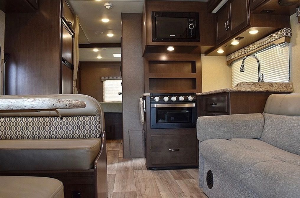 Photo 31 - 2019 Thor Motor Coach Class C Motorhome rental photo 33
