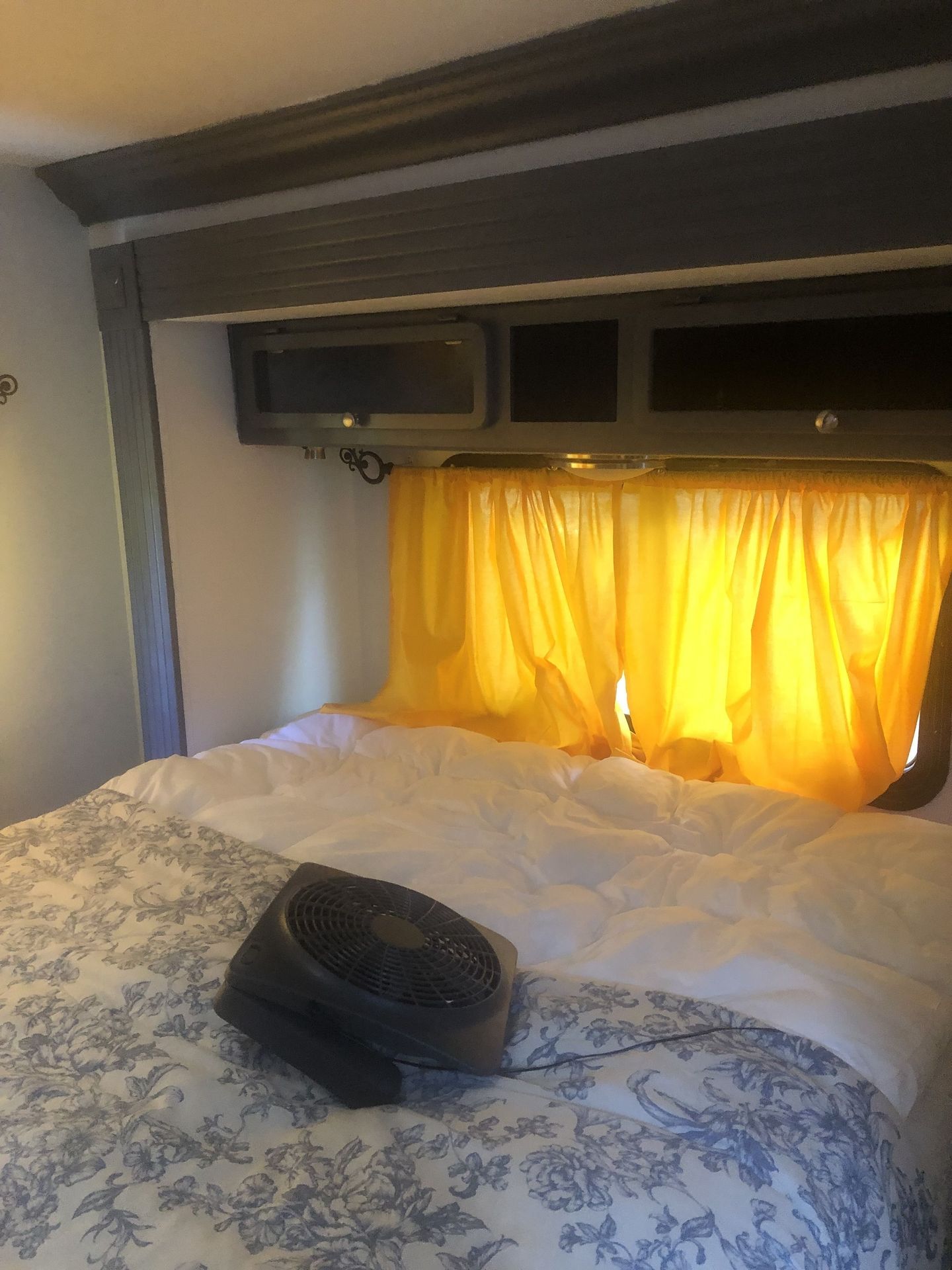 Photo 4 - 2005 Gulfstream Class C Motorhome rental photo 6