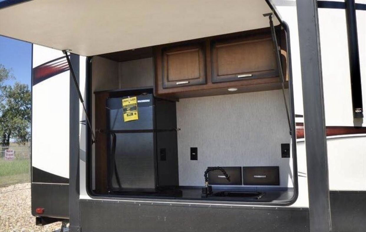 Photo 11 - 2018 Heartland Fifth Wheel rental photo 13