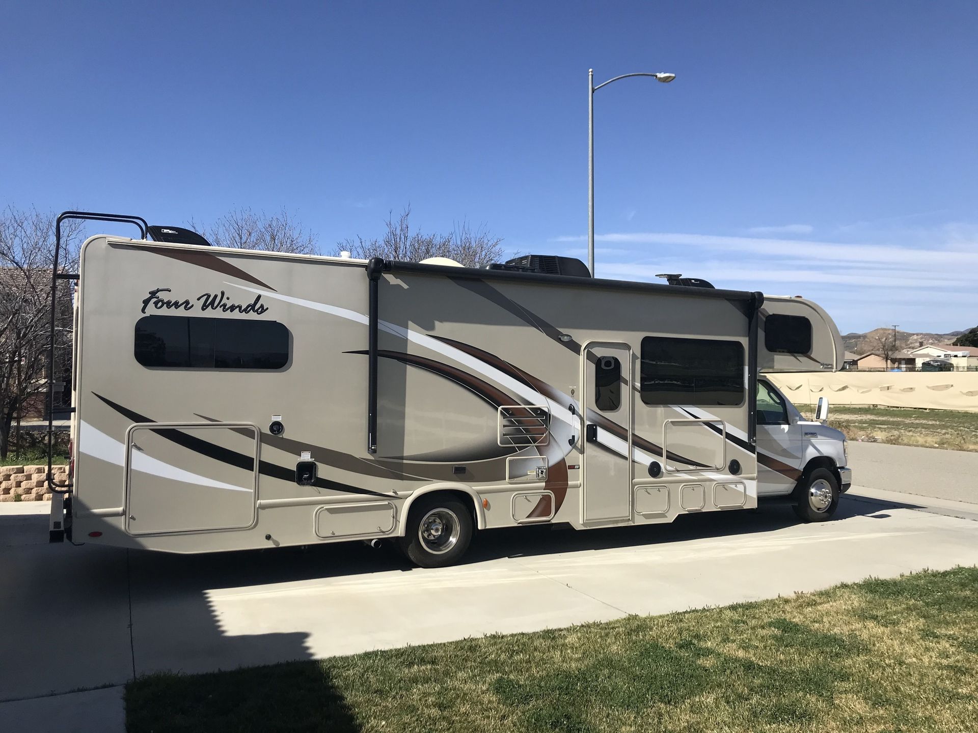 Photo 12 - 2017 Thor Motor Coach Class C Motorhome rental photo 14
