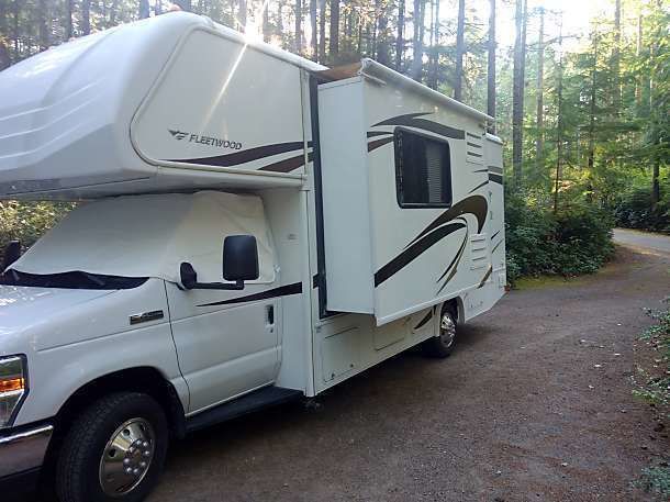 Photo 6 - 2014 Fleetwood Class C Motorhome rental photo 8