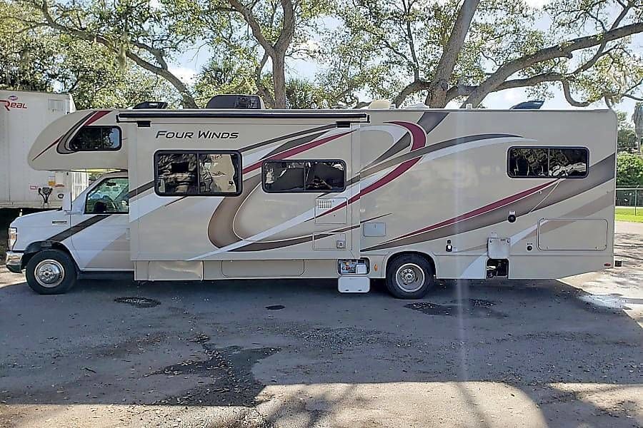 Photo 0 - 2017 Thor Class C Motorhome rental photo 2
