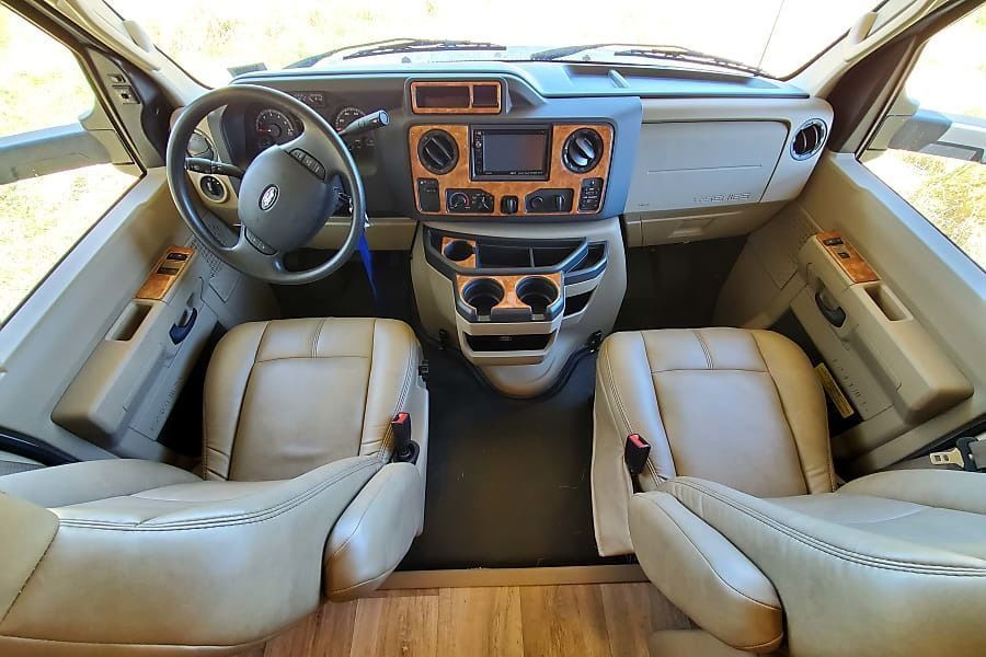 Photo 1 - 2017 Thor Class C Motorhome rental photo 3