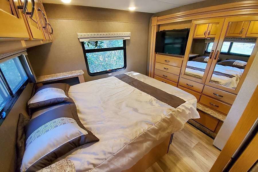 Photo 4 - 2017 Thor Class C Motorhome rental photo 6