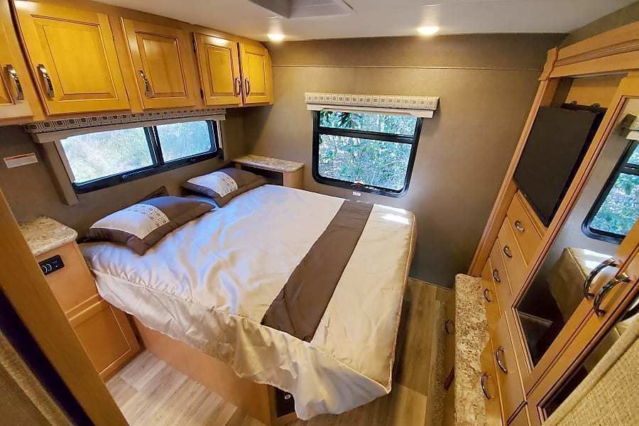 Photo 6 - 2017 Thor Class C Motorhome rental photo 8