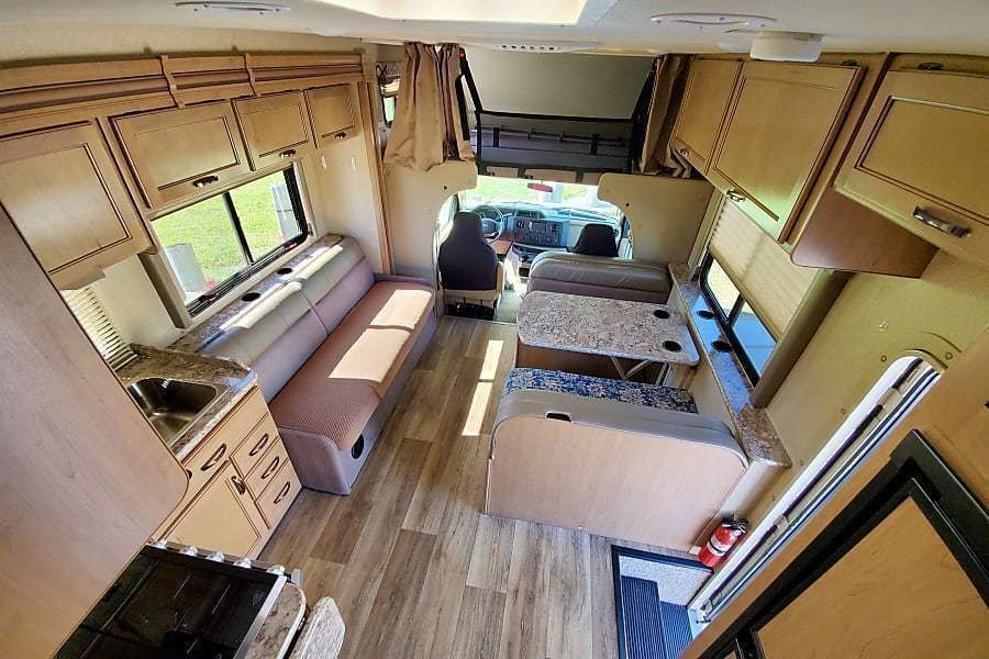 Photo 9 - 2019 Thor Class C Motorhome rental photo 11