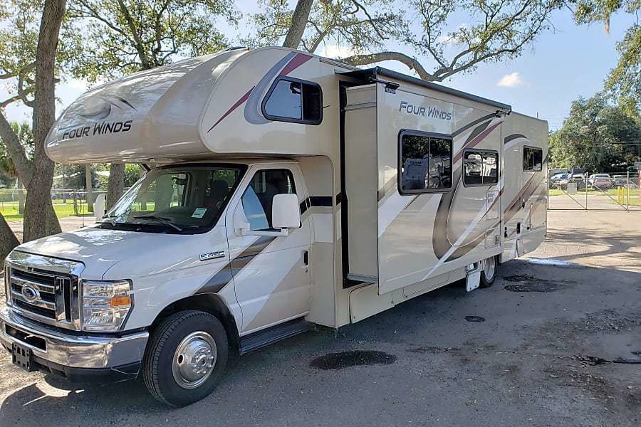Photo 12 - 2019 Thor Class C Motorhome rental photo 14