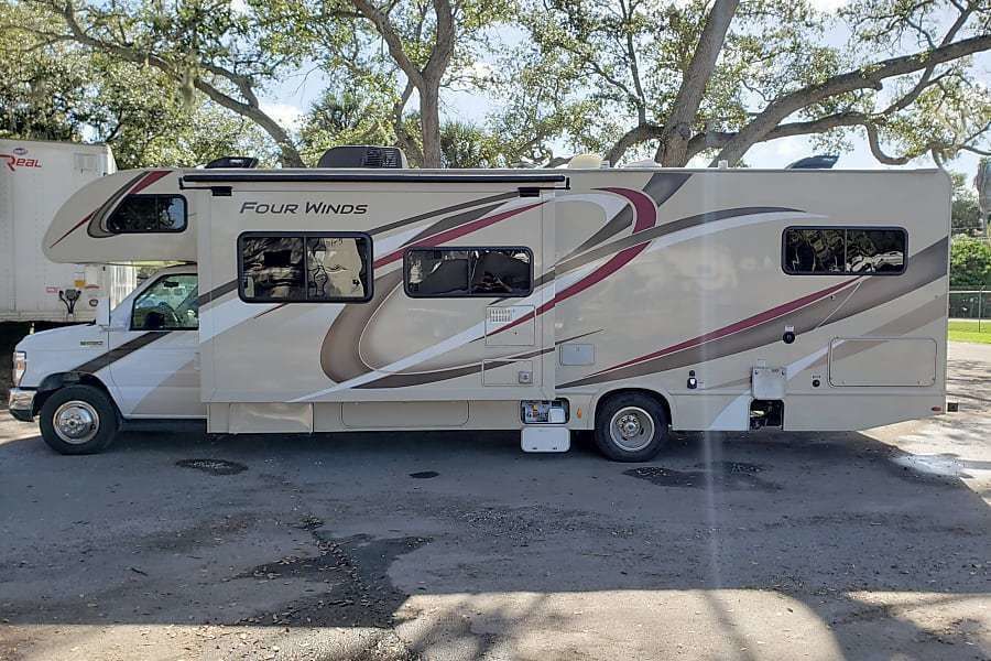 Photo 14 - 2019 Thor Class C Motorhome rental photo 16