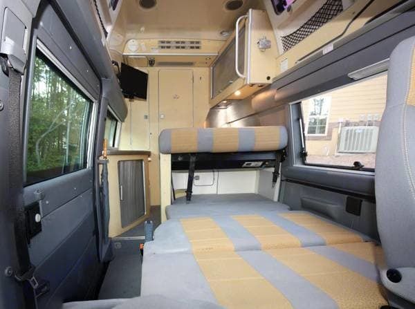 Photo 11 - 2006 Airstream Class C Motorhome rental photo 13