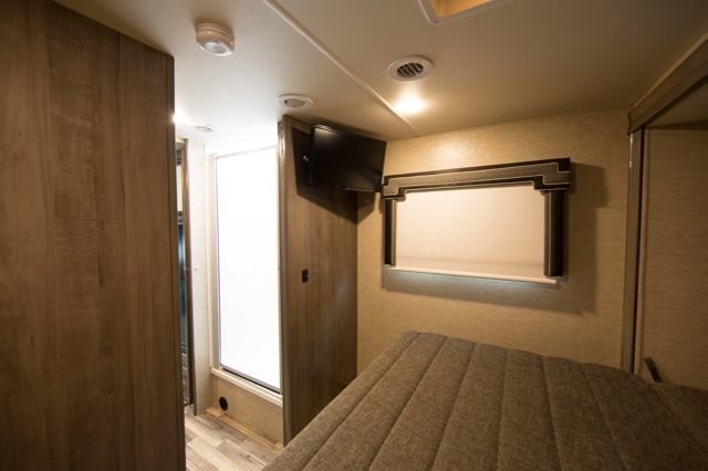 Photo 15 - 2017 Winnebago Class C Motorhome rental photo 17