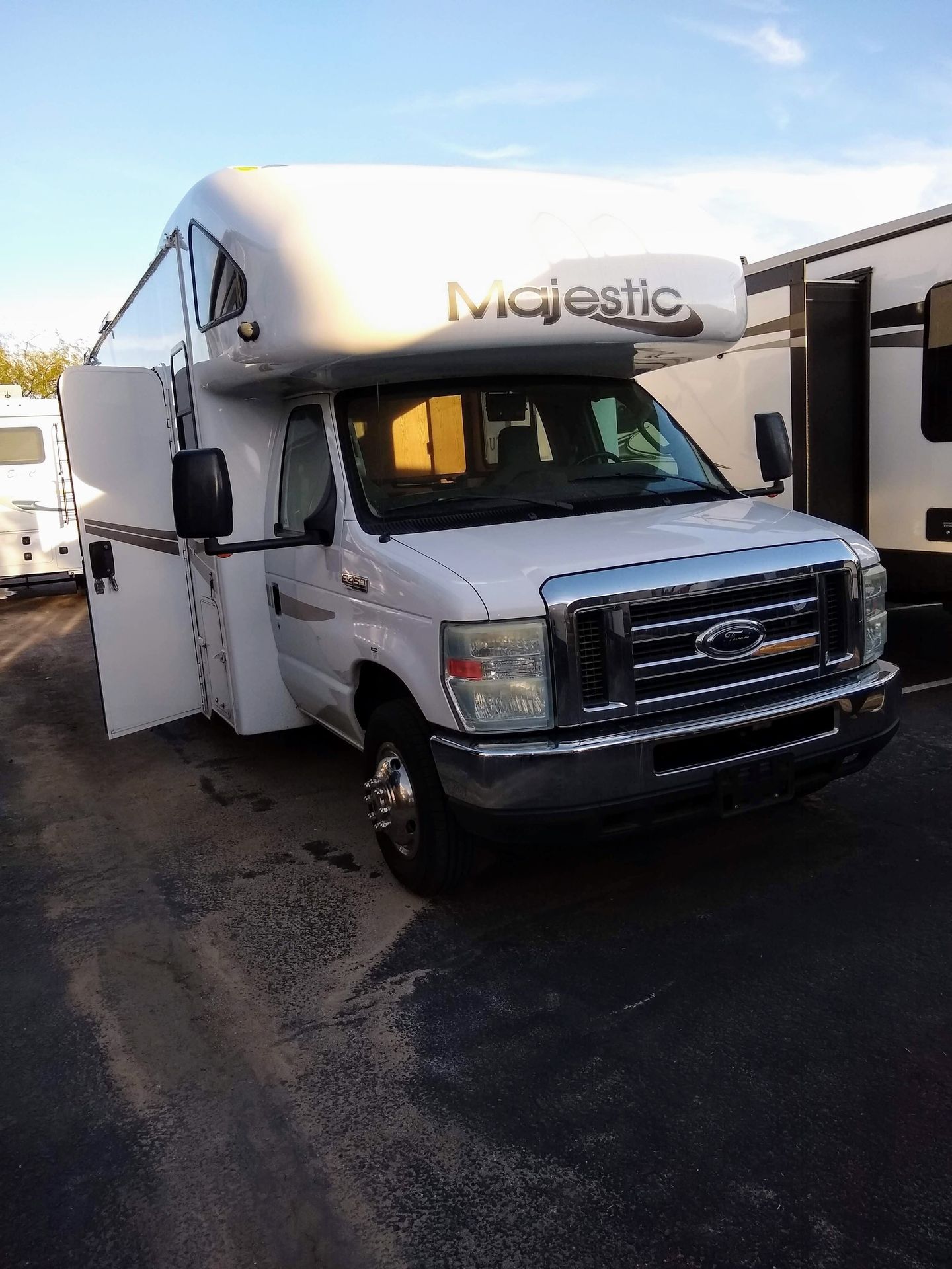 Photo 1 - 2011 Four Winds Class C Motorhome rental photo 3