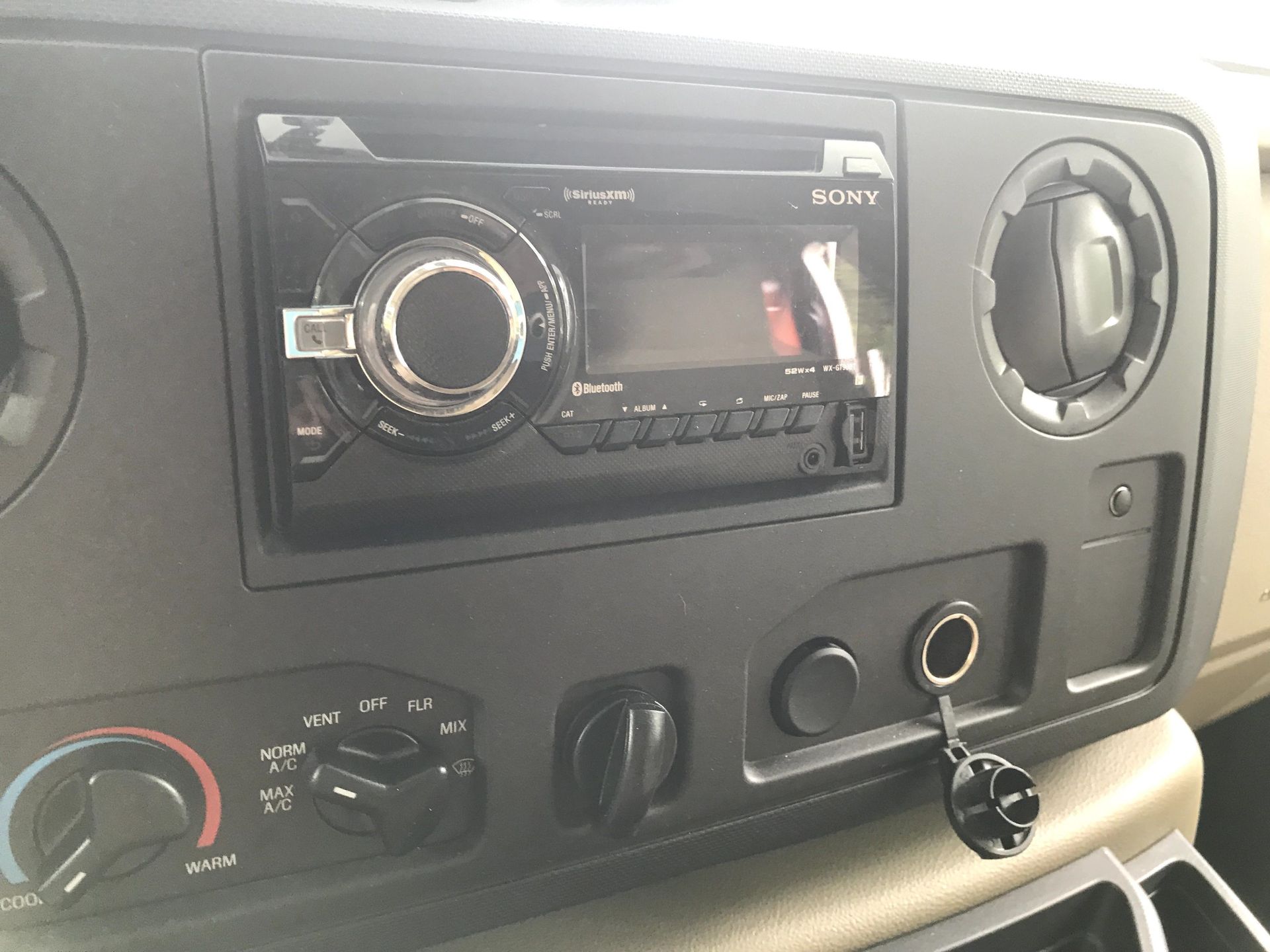 Photo 1 - 2015 Thor Class C Motorhome rental photo 3