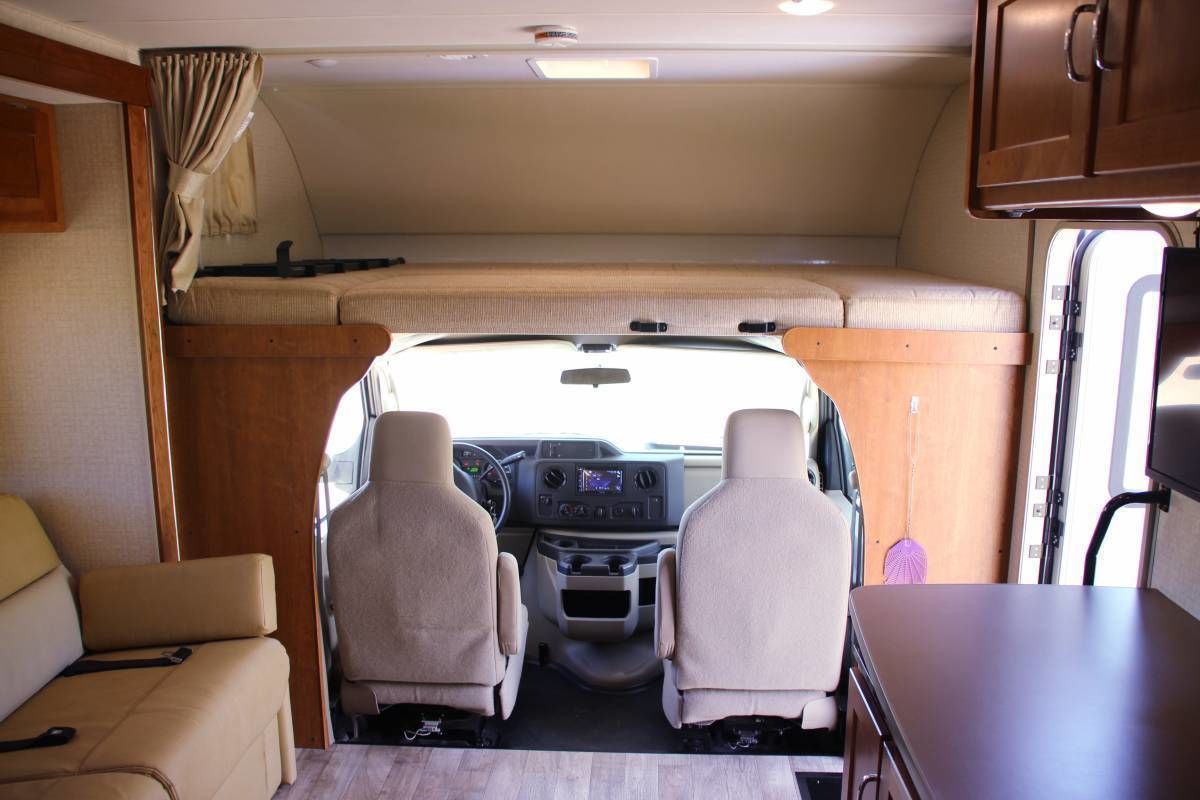 Photo 4 - 2018 Winnebago Class C Motorhome rental photo 6