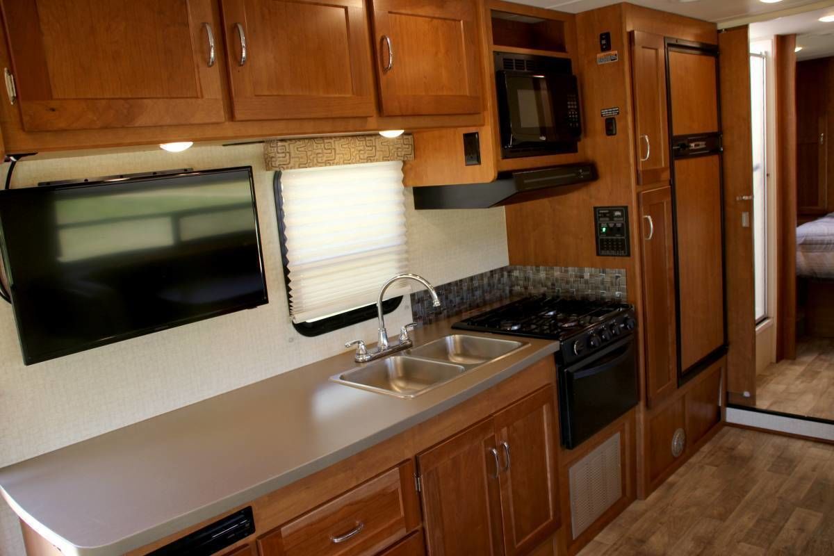 Photo 9 - 2018 Winnebago Class C Motorhome rental photo 11