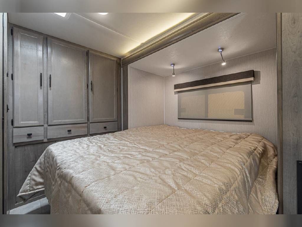 Photo 16 - 2019 Coachmen Class C Motorhome rental photo 18