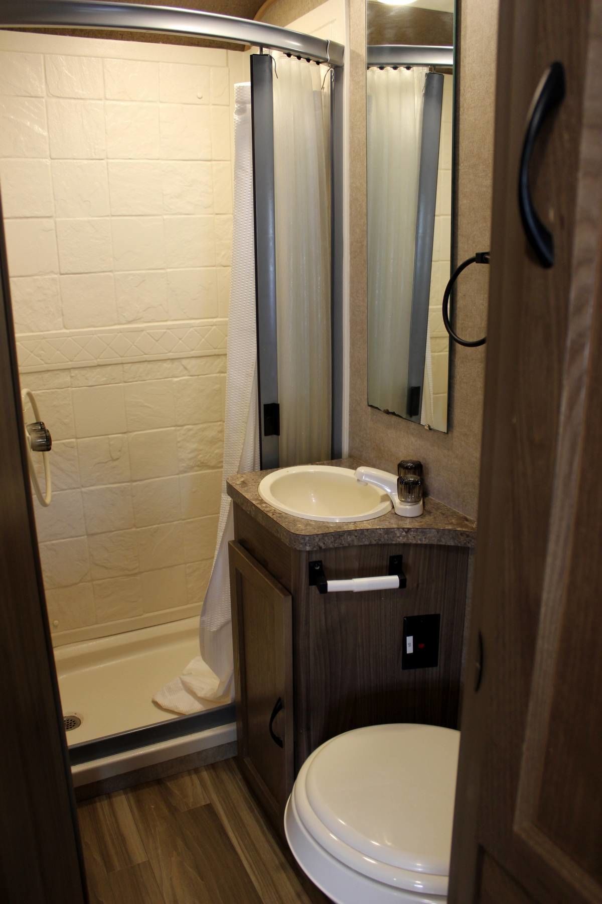 Photo 16 - 2017 Coachmen Class C Motorhome rental photo 18