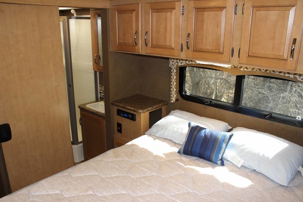 Photo 17 - 2016 Thor Class C Motorhome rental photo 19