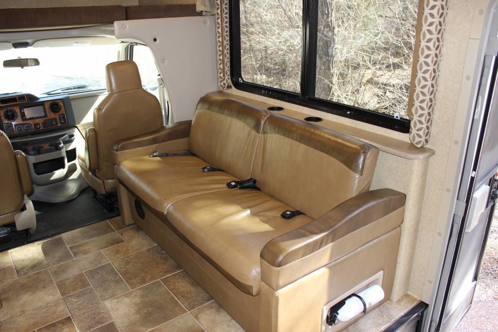 Photo 22 - 2016 Thor Class C Motorhome rental photo 24