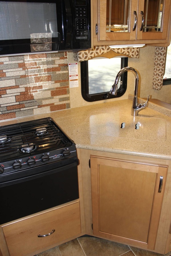 Photo 25 - 2016 Thor Class C Motorhome rental photo 27