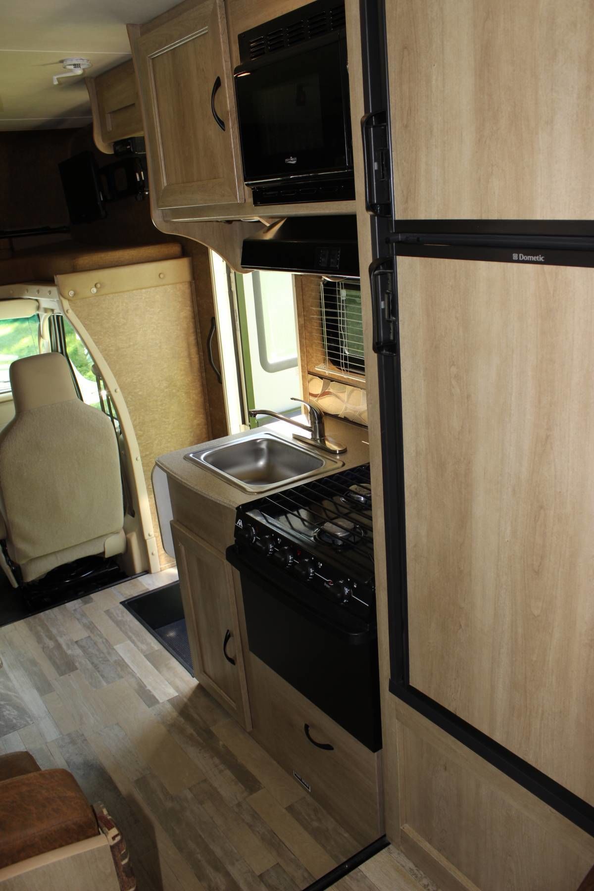 Photo 14 - 2016 Coachmen Class C Motorhome rental photo 16