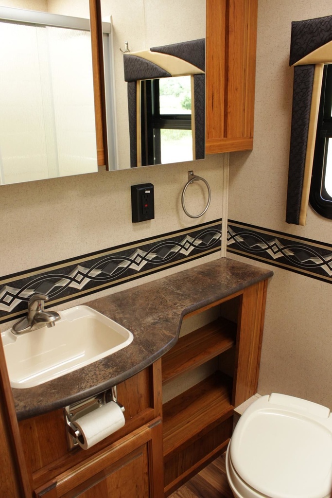 Photo 20 - 2015 Jayco Class C Motorhome rental photo 22