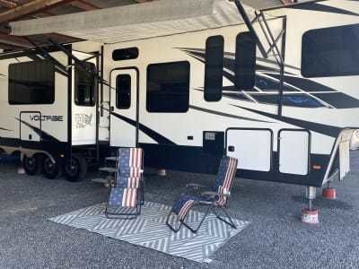 Photo 31 - 2018 Dutchman Toy Hauler rental photo 33