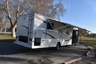 Photo 9 - 2015 Winnebago Class C Motorhome rental photo 11