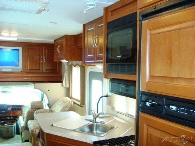 Photo 11 - 2008 Thor Motor Coach Class C Motorhome rental photo 13