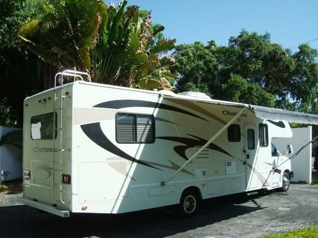Photo 17 - 2008 Thor Motor Coach Class C Motorhome rental photo 19