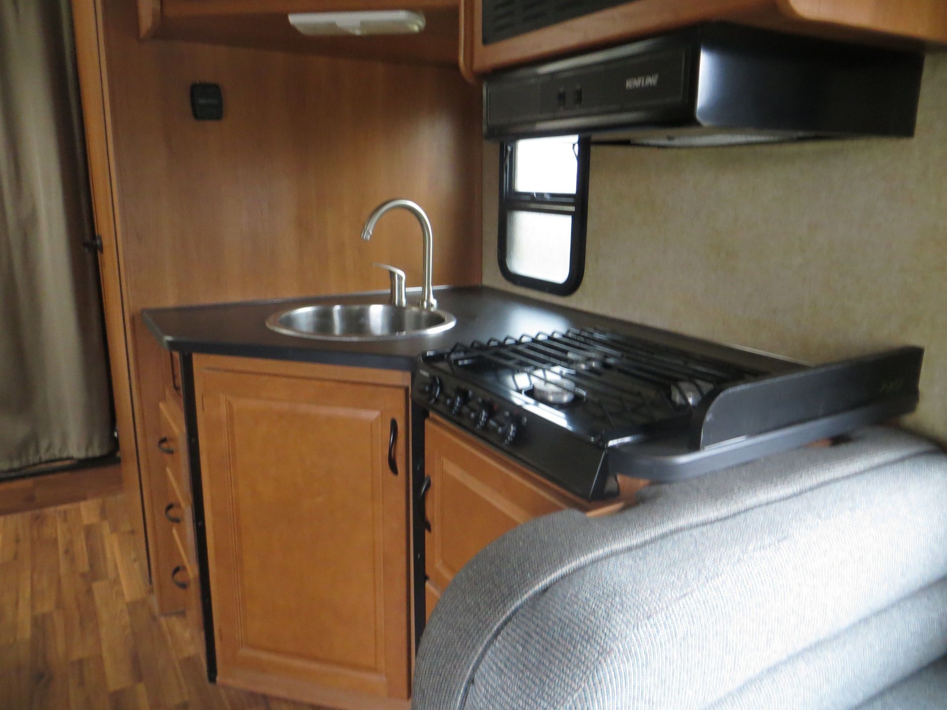 Photo 12 - 2015 Thor Class C Motorhome rental photo 14