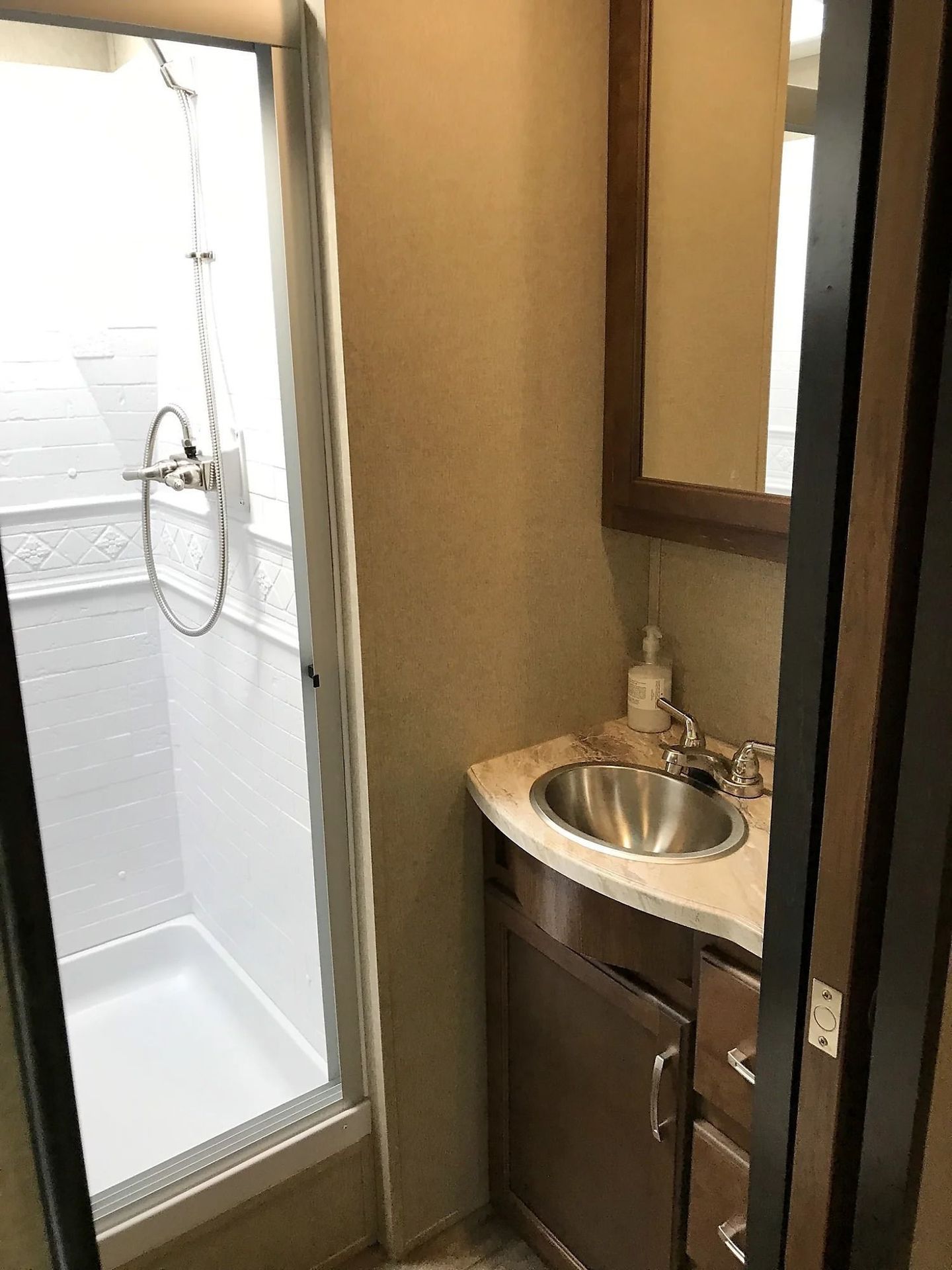 Photo 7 - 2018 Grand Design Travel Trailer rental photo 9